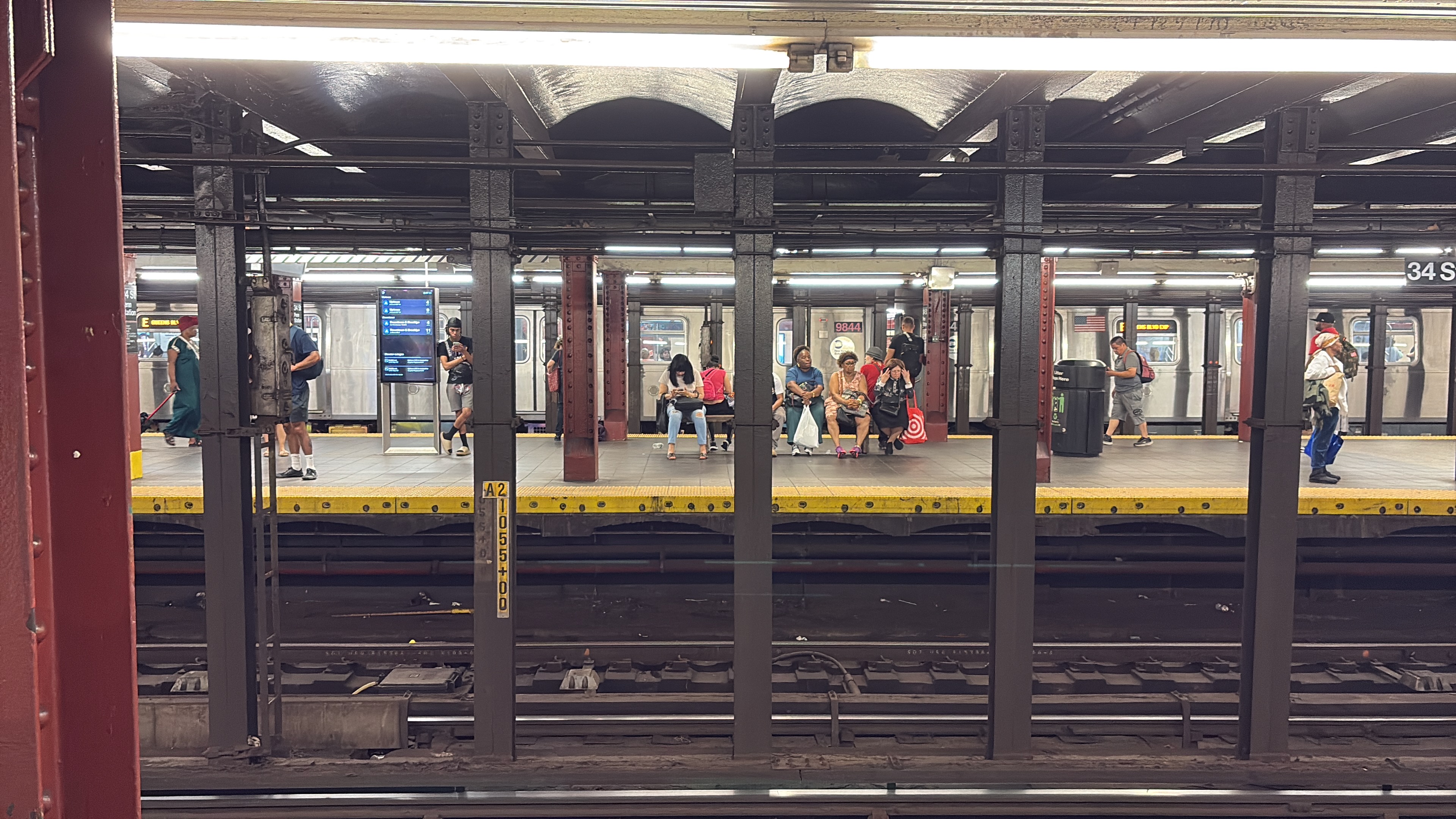 people waiting for the subway in New York