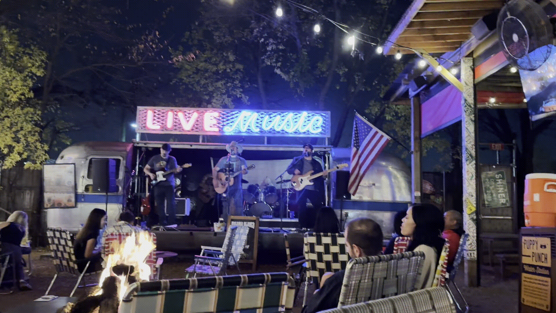 Dallas outdoor bar with a firepit and live band