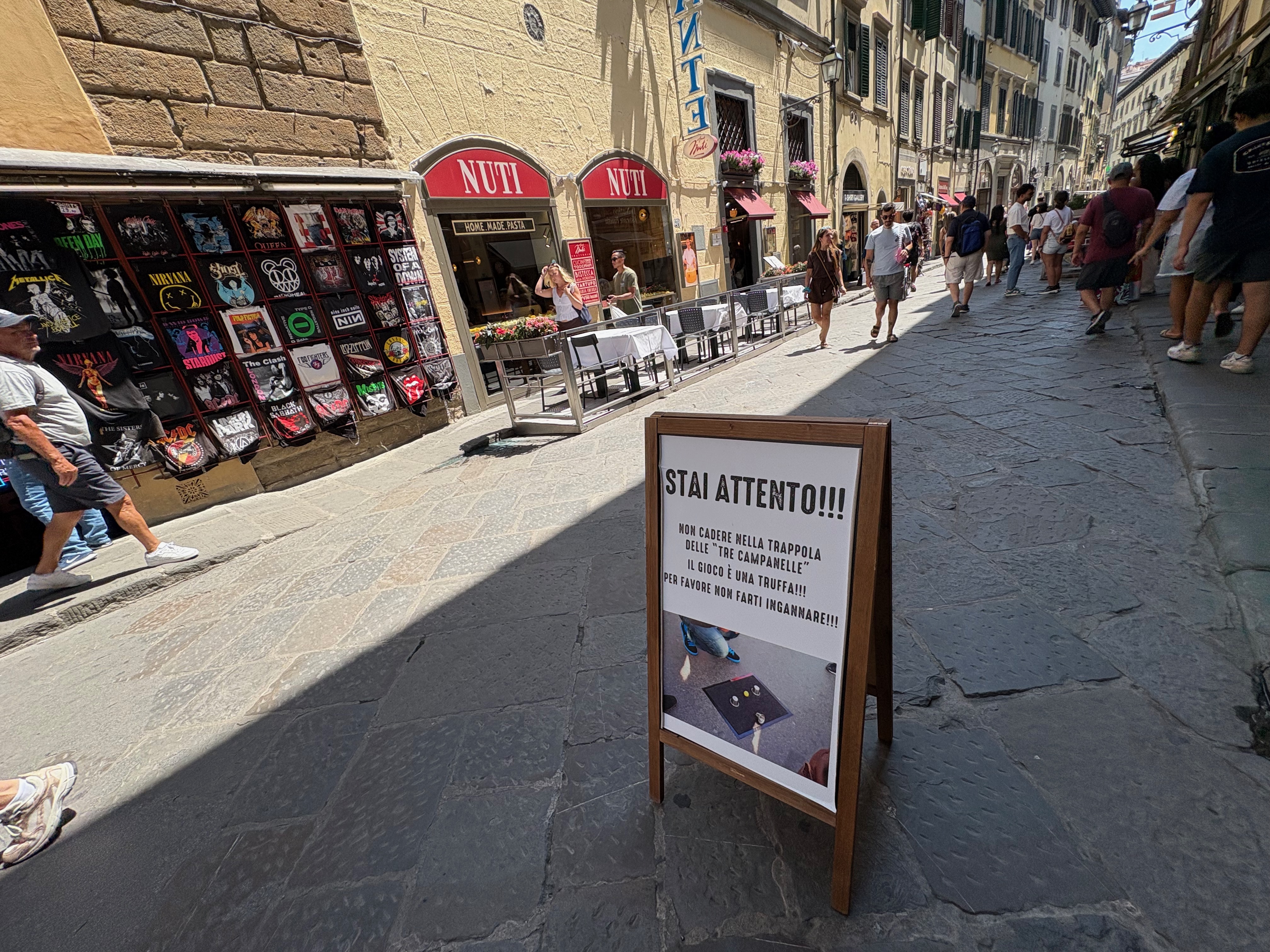 “stai attento“, “pay attention (to scams)” sign in Florence